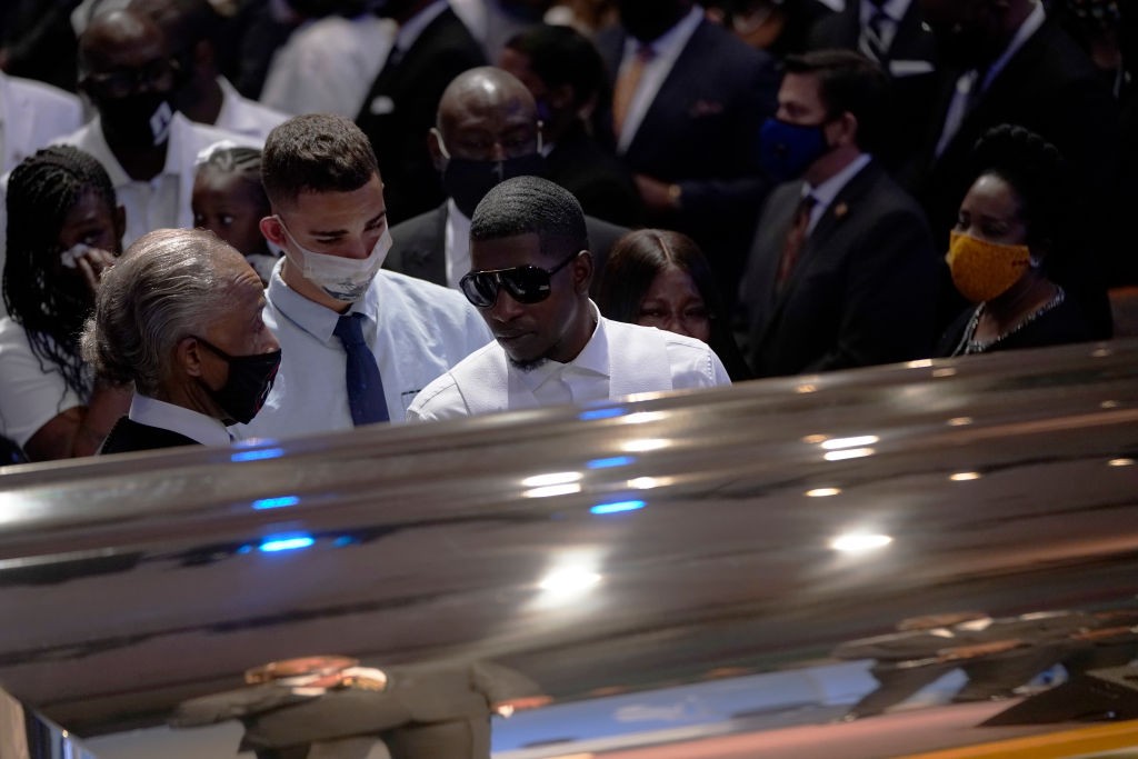 HOUSTON, TEXAS - JUNE 09:  Son Quincy Mason Floyd pauses at the casket bearing the remains of George Floyd in the chapel during the funeral service at the Fountain of Praise church June 9, 2020 in Houston, Texas. George Floyd died May 25 while in Minneapo (Foto: Getty Images)