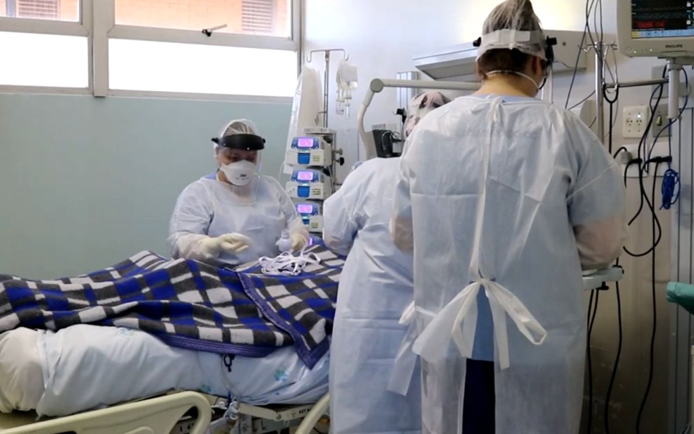 Leito de UTI em hospital de Campinas ocupado com paciente em tratamento da Covid-19. — Foto: Arquivo/TV Globo