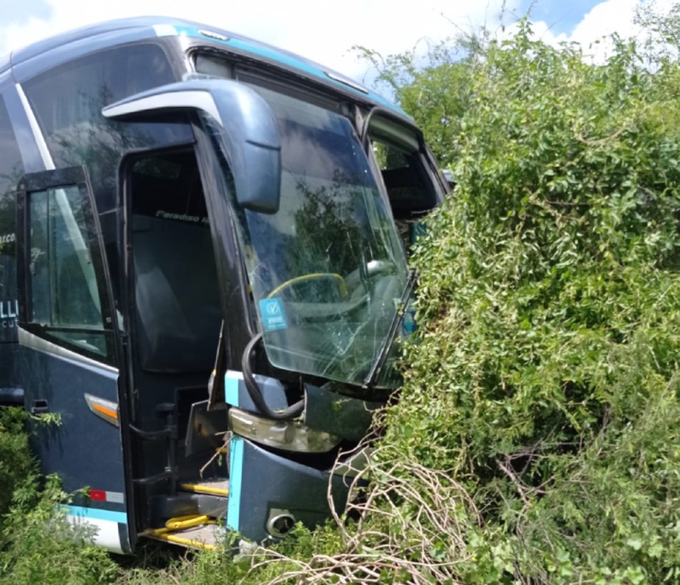Mãe e filha morrem em acidente entre carro e ônibus em rodovia no sudoeste da Bahia — Foto: Divulgação/PRF