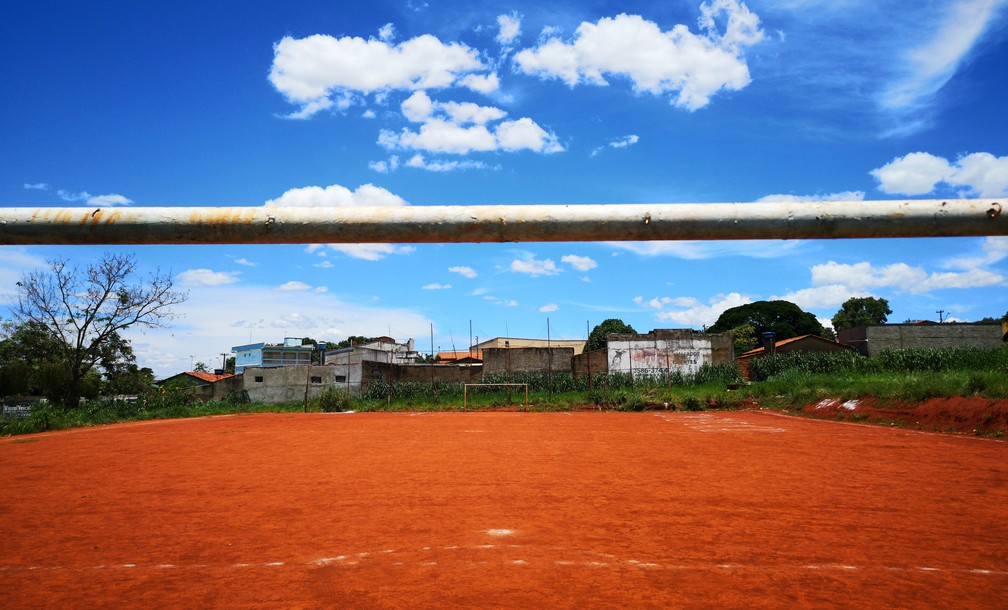 Campo de terra da Vila Maria Dilce, em Goiânia, onde Dudu cresceu — Foto: Tossiro Neto