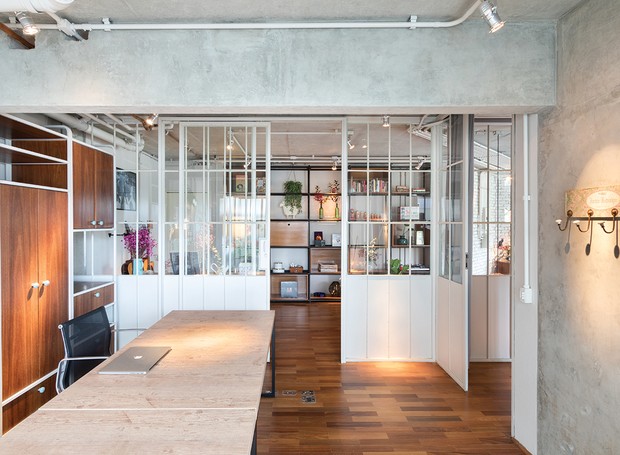 Home office projetado pelo Estúdio Penha é banhado de luz natural através das esquadrias de ferro e vidro (Foto: Alexandre Disaro / Divulgação)