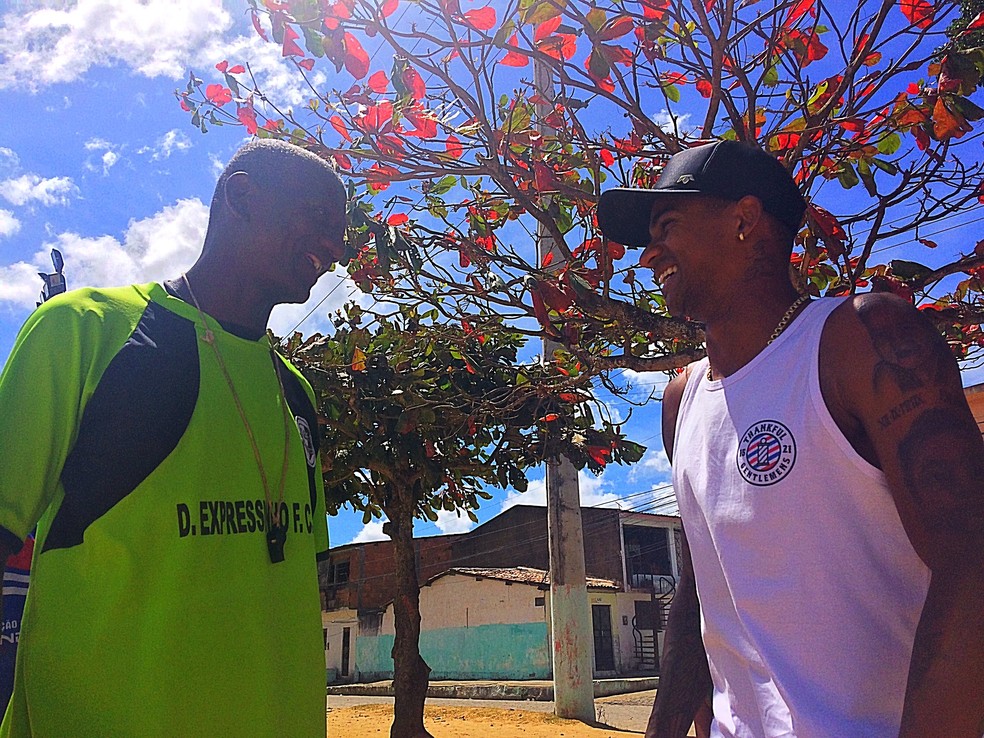 Henrique e Eduardo lembraram momentos da infância do jogador  (Foto: Viviane Leão/GloboEsporte.com)