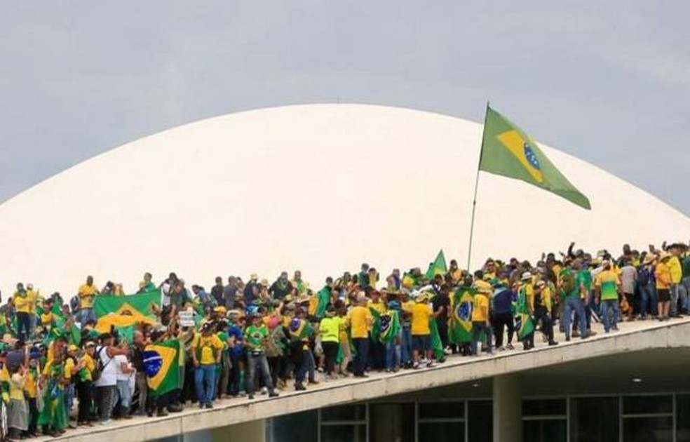 Terroristas bolsonaristas sobem rampa do Congresso Nacional após invasão — Foto: Getty Images via BBC