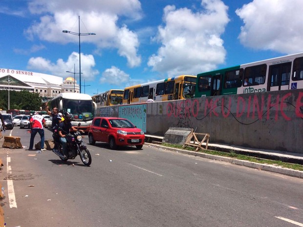 Pistas liberadas na Avenida ACM, em Salvador (Foto: Henrique Mendes/G1)