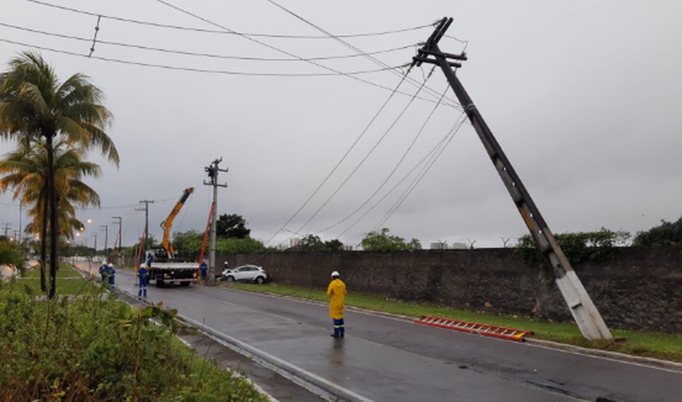 Poste ficou inclinado após batida de veículo em Aracaju — Foto: Anderson Barbosa/TV Sergipe