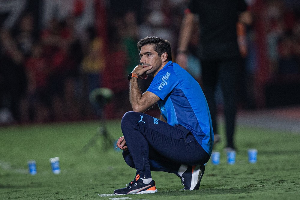 Abel se desculpa com jornalista por patada e lamenta: Não foi nosso jogo mais inspirado