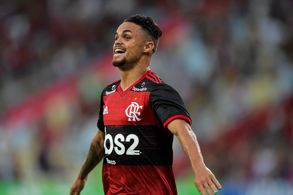 Flamengo travou batalha para conseguir contratação de Michael, ex-Goiás — Foto: André Durão/GloboEsporte.com