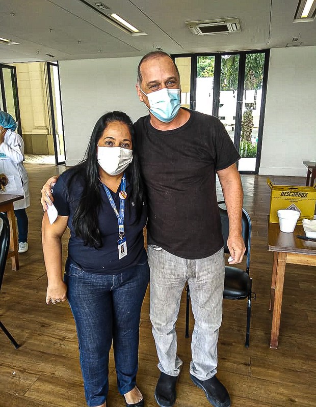 Guilherme Fontes é tietado ao tomar vacina contra a Covid-19 (Foto: Adão/AgNews)