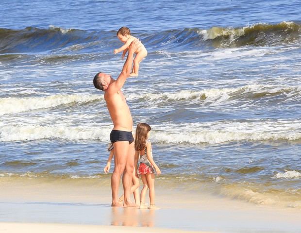 Malvino Salvador curte praia com os filhos (Foto: Fabricio Pioyani/Agnews/)