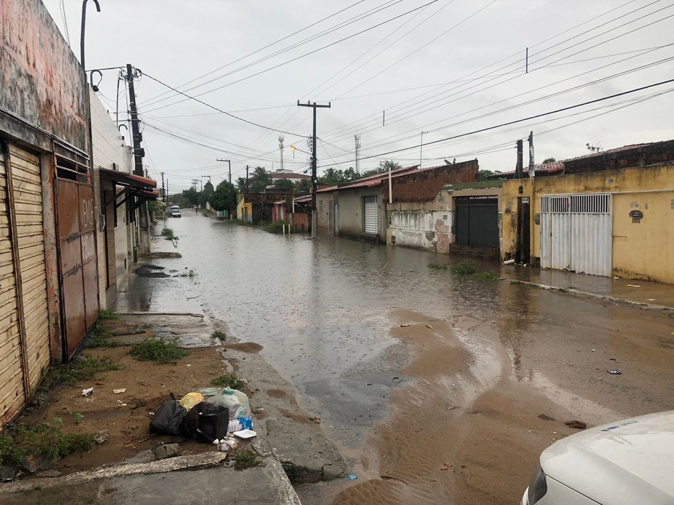 Rua Tenente Souza, no bairro Pajuçara, em Natal RN — Foto: Vinícius Marinho/Inter TV Cabugi