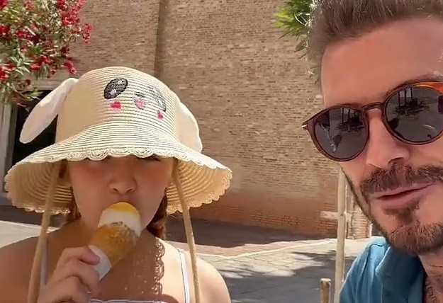 David Beckham e Harper em Veneza: chapéu de coelho e sorvete às 9h (Foto: Reprodução/ Instagram)
