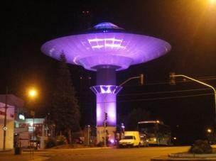 Monumento em Varginha eterniza caso do ET, com caixa d'água em forma de disco voador (Foto: TÂNIA CORREA/ AGÊNCIA MINAS/ GOVERNO DO ESTADO)