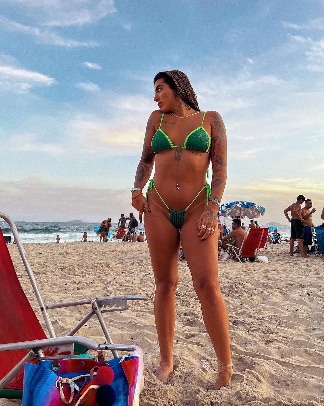 Petra Mattar aproveitou praia usando biquíni com diferentes tons de verde (Foto: Reprodução/Instagram)