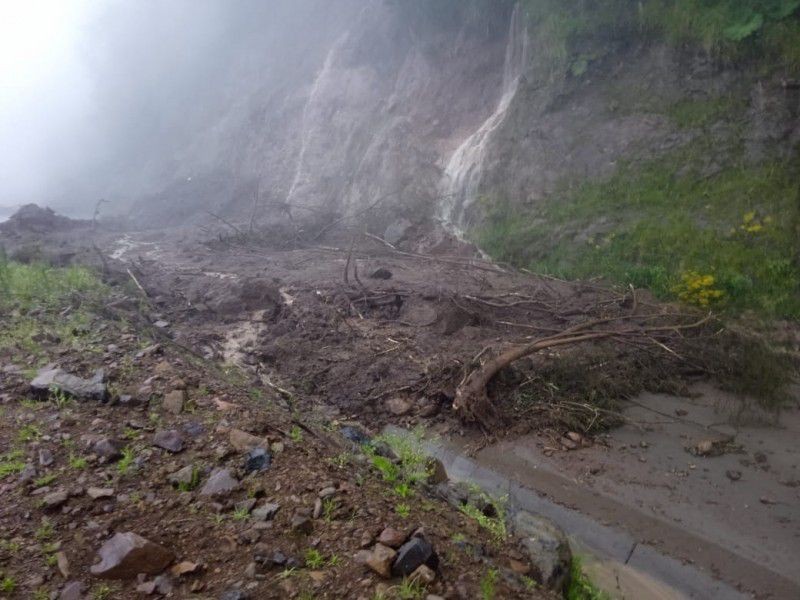 FOTOS: Deslizamento de rochas provoca interdição da Serra da Rocinha, em SC