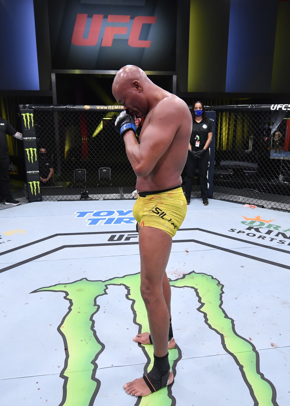 Anderson Silva se emociona, sozinho no octógono, após a sua última luta no UFC — Foto: Getty Images