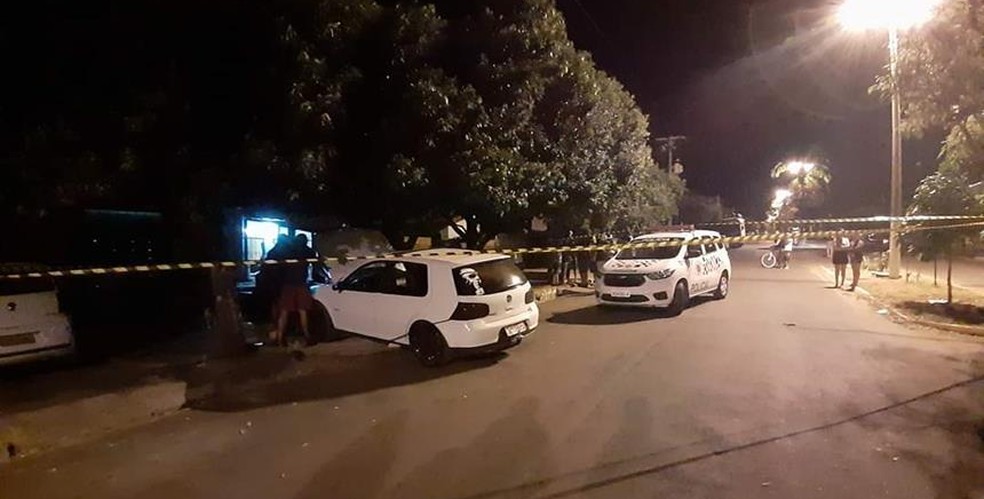 Homem de 31 anos &eacute; baleado na cabe&ccedil;a, perde o controle do ve&iacute;culo e bate em &aacute;rvore em Sever&iacute;nia (SP) &mdash; Foto: Ol&iacute;mpia 24 Horas