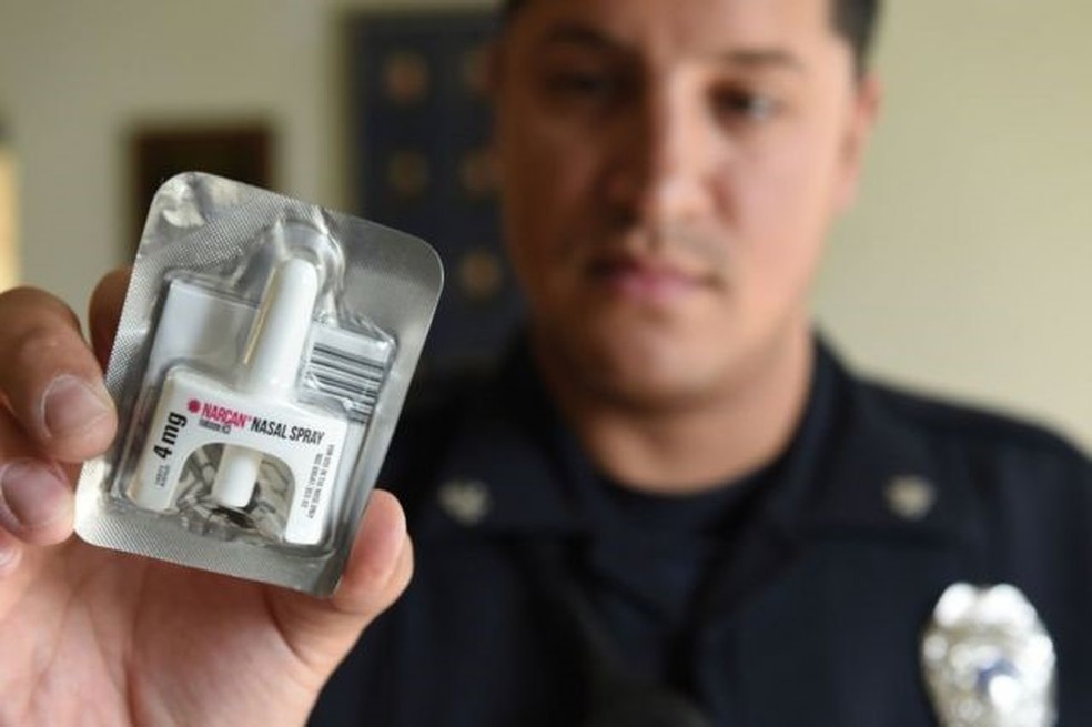 Além de administrar Narcan, o 911 deve ser chamado — Foto: GETTY IMAGES