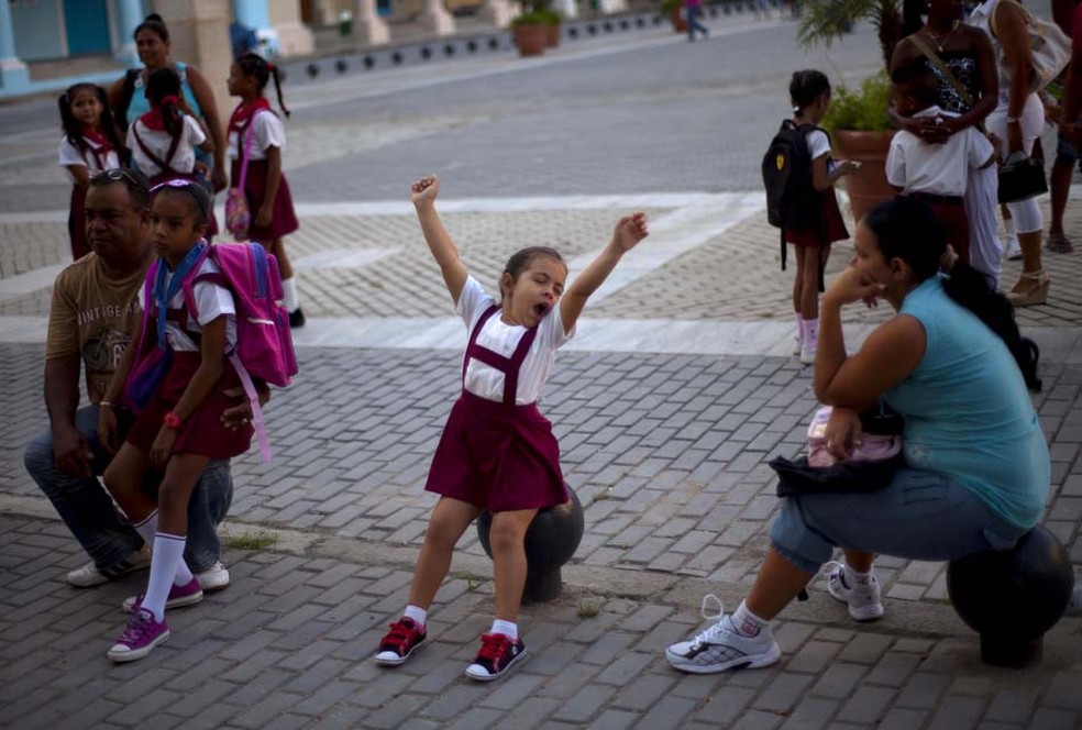 Menina se espreguiça antes do começo das aulas em uma manhã de segunda-feira — Foto: Arquivo/Ramon Espinosa/AP