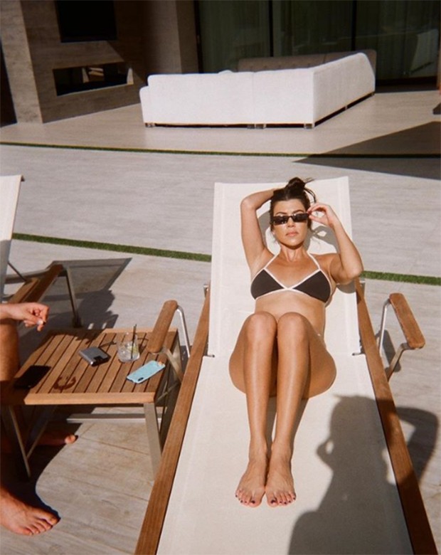 Kourtney Kardashian curte dia na piscina (Foto: Reprodução/Instagram)