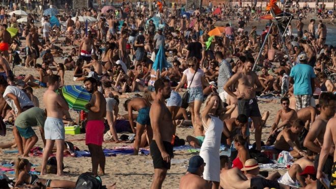Um dia quente de praia em Barcelona, no dia 17 de julho (Foto: EPA via BBC News)