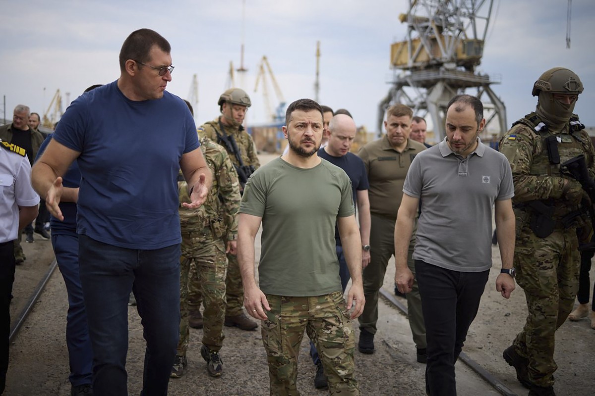 Zelensky visita porto durante retomada das exportações de grãos na Ucrânia