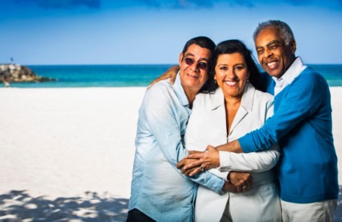 Zeca, Regina Casé e Gilberto Gil em foto para os 10 anos da Revista O GLOBO, em 2014