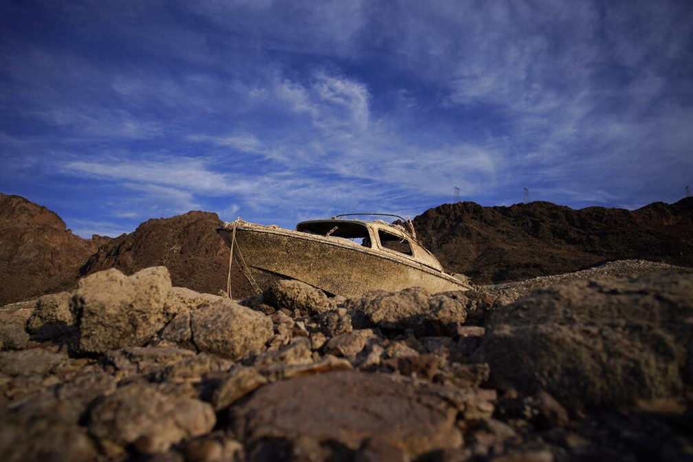 Barco ficou afundado por anos sob o lago Mead, em Las Vegas — Foto: John Locher/AP