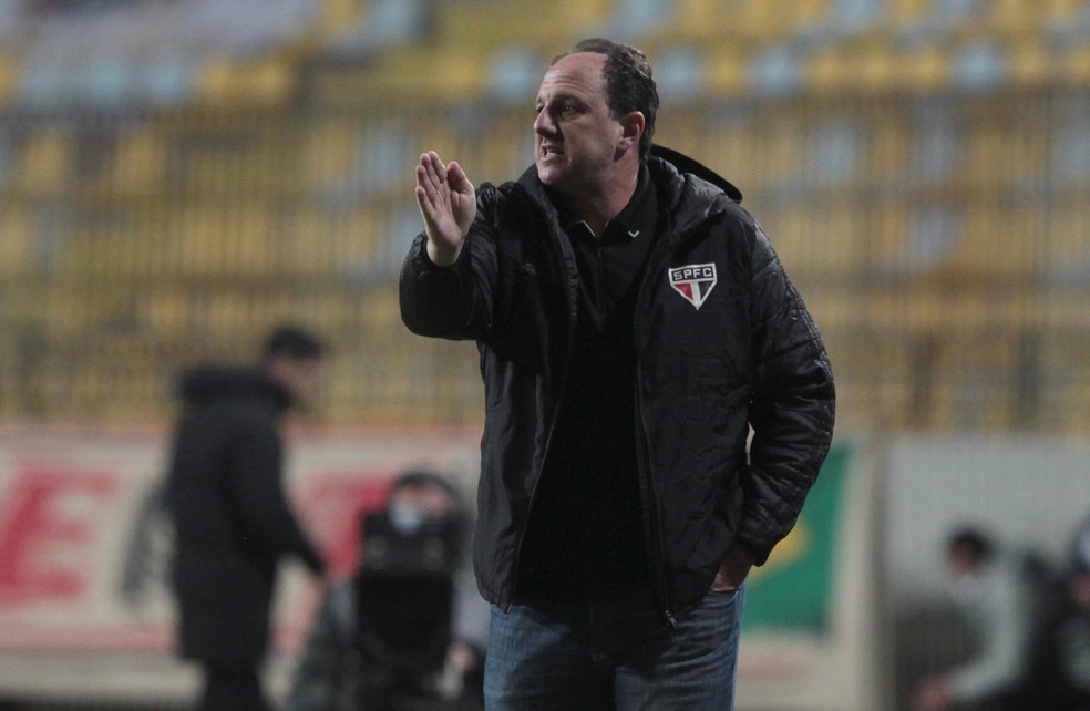 Rogério Ceni comanda o time em Everton x São Paulo — Foto: Rubens Chiri/saopaulofc
