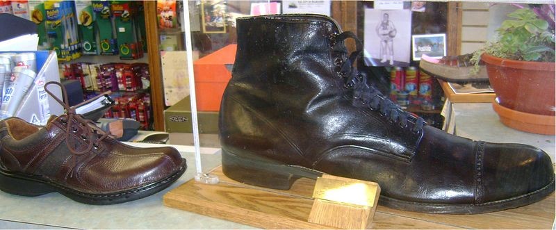 Sapato de Robert Wadlow comparado a um sapato de tamanho comum (Foto: Reprodução/Wikimedia Commons)