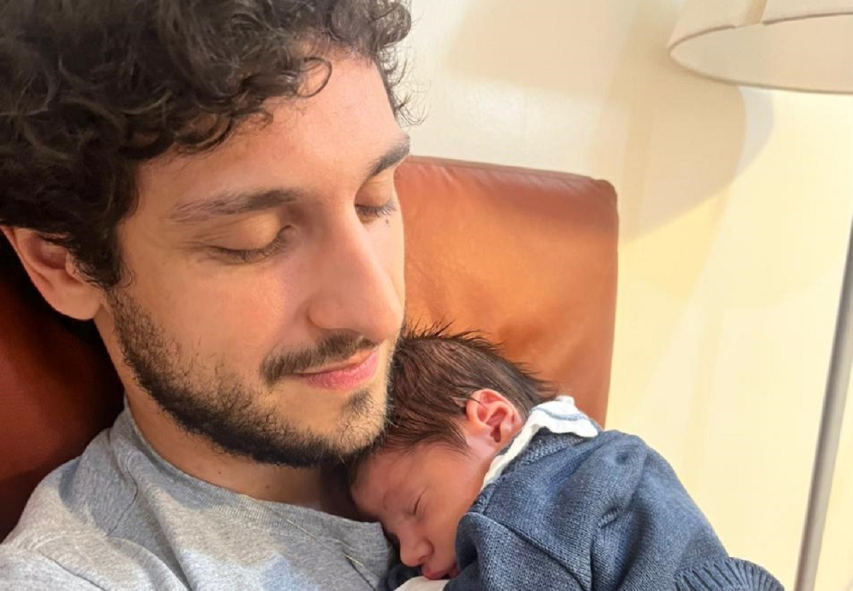 Mário Bregieira e o filho recém-nascido, Joaquim (Foto: Arquivo pessoal)