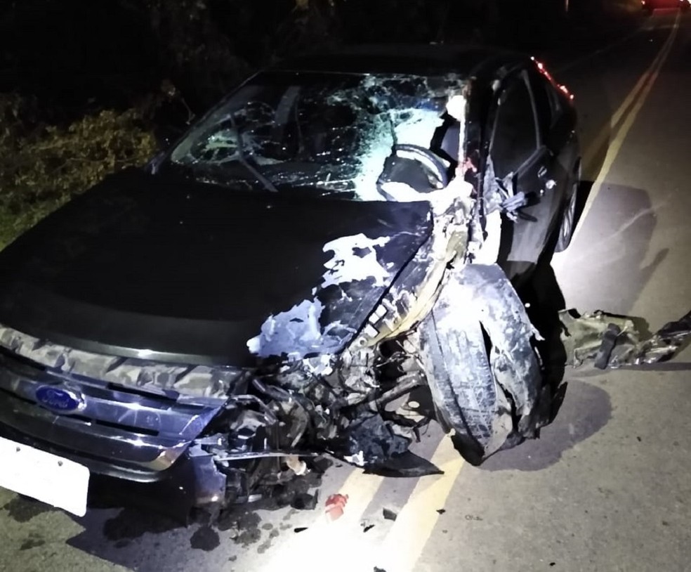 Automóvel ficou parcialmente destruído após a colisão — Foto: Arquivo pessoal