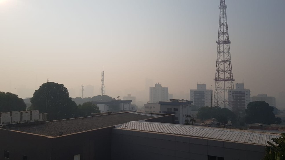 Moradores encaram fumaça após incêndio de grandes proporções em Cuiabá — Foto: Tiago Terciotty/TV Centro América