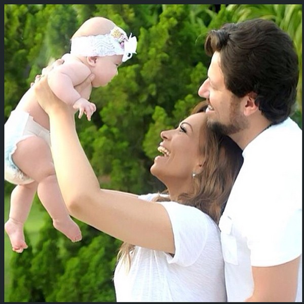 Solange Almeida com Maria Esther e o marido (Foto: Reprodução/Instagram)