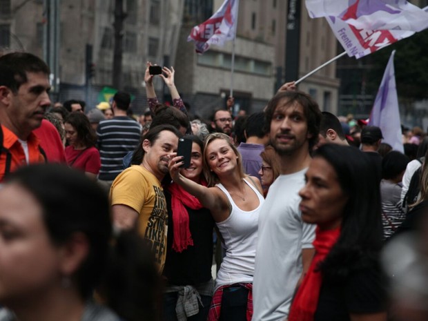Jovem tira selfie em ato contra o governo Temer na Paulista (Foto: Fabio Tito/G1)