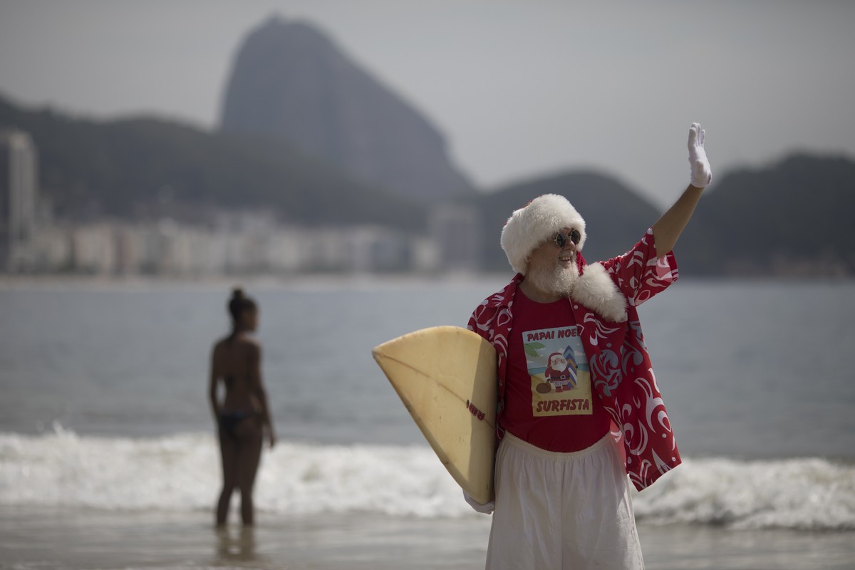 Calor beira os 40°C e até 'Papai Noel surfista' vai à praia, antes de