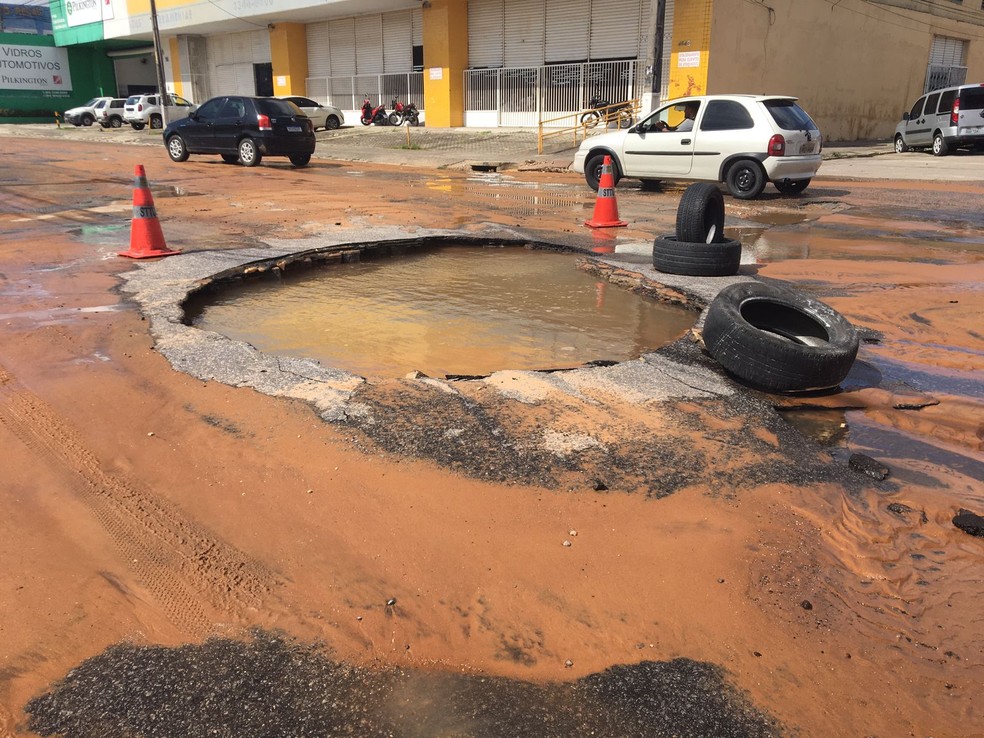 Buraco começou com um vazamento de água limpa e, na manhã desta quinta-feira (25), tinha aumentado significativamente de tamanho — Foto: Pedro Trindade/Inter TV Cabugi
