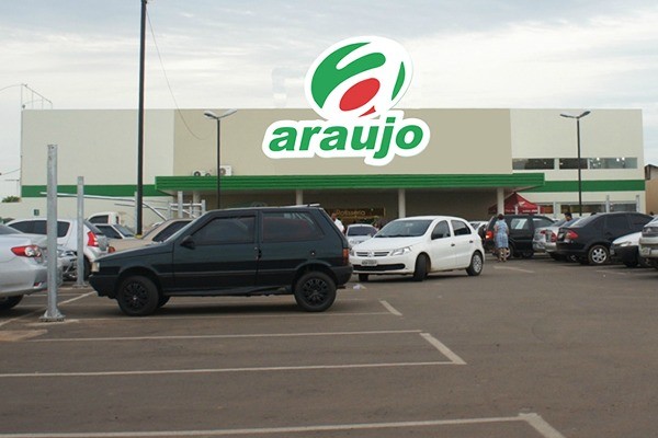 Supermercado foi invadido na madrugada desta segunda-feira (7) em Rio Branco  (Foto: Divulgação/Araújo)