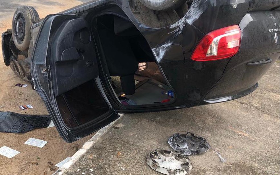 Suspeito foram presos após carro em que estavam capotar — Foto: Divulgação/Polícia Civil