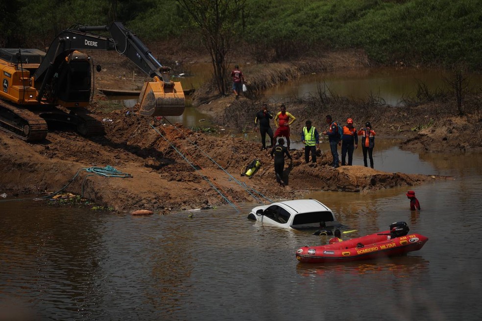 Três veículos foram retirados do Rio Curuçá.  — Foto: CBMAM