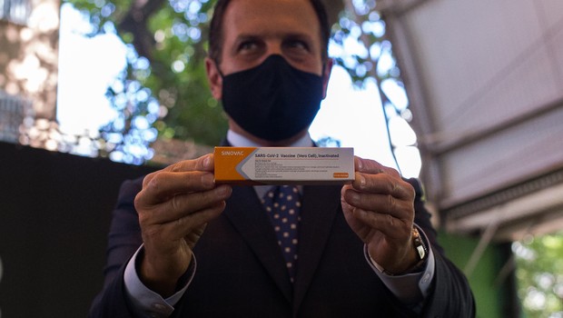 João Dória, governador do estado de São Paulo, mostra caixa com dose de teste de vacina da Sinovac (Foto: Andre Lucas/picture alliance via Getty Images)
