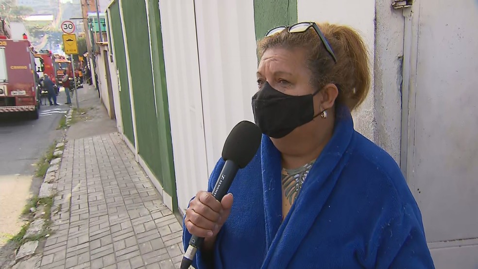 Dona Maria Aparecida disse que se assustou muito com o fogo — Foto: Reprodução/TV Globo
