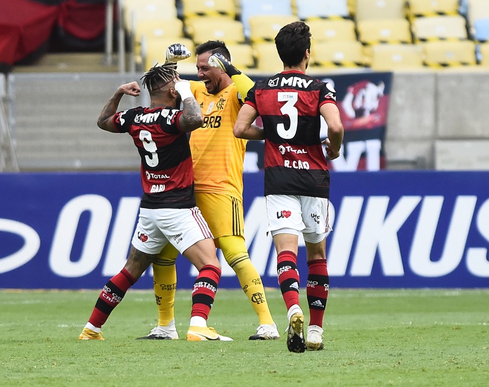 Gabigol e diego comemoram gol do Flamengo — Foto: André Durão