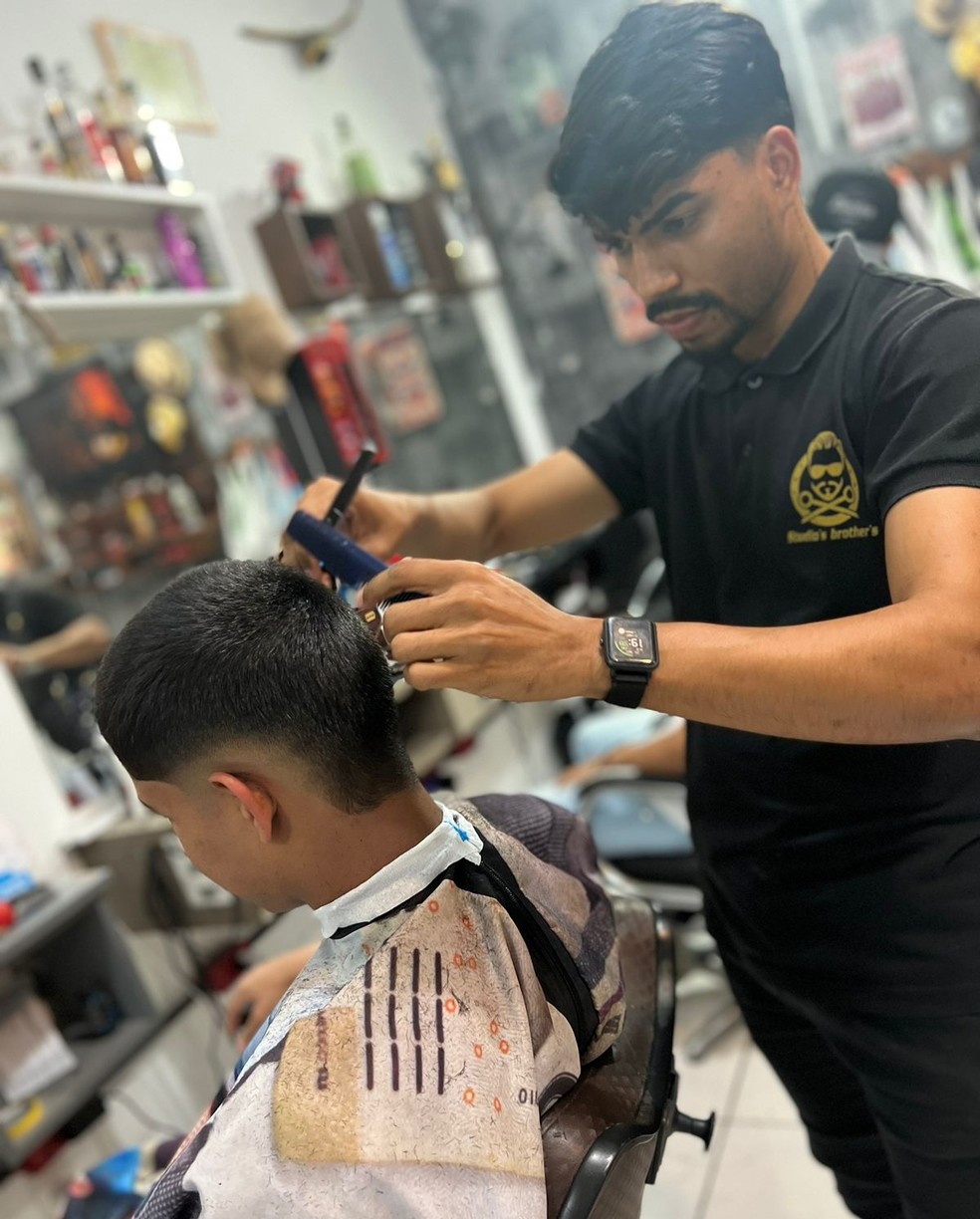 Jonas Freitas trabalha como barbeiro quando não está atuando como sósia de Lucas Paquetá. — Foto: Arquivo Pessoal