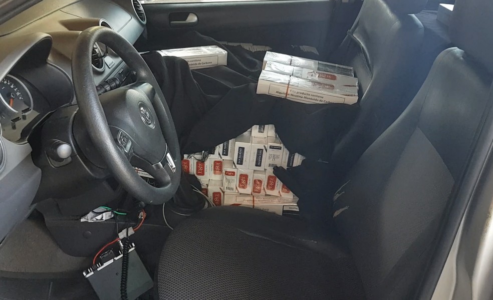 Polícia apreende carro lotado de caixas de cigarros contrabandeados em Marília — Foto: Alcyr Netto/TV TEM