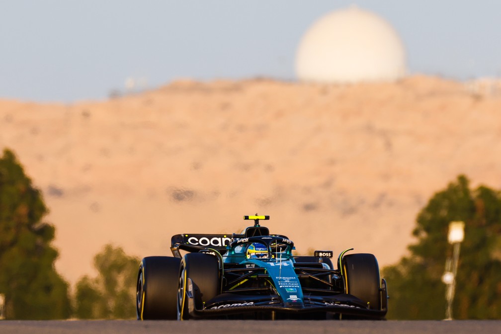 Fernando Alonso impressionou com o desempenho da Aston Martin nos testes da Fórmula 1 no Bahrein — Foto: Steven Tee/Aston Martin