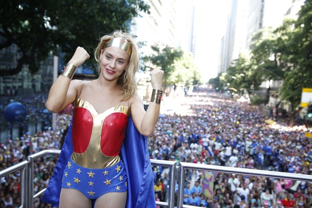 Carolina Dieckmann no Bloco da Preta Gil no Rio de Janeiro (Foto: Felipe Panfili/AgNews)