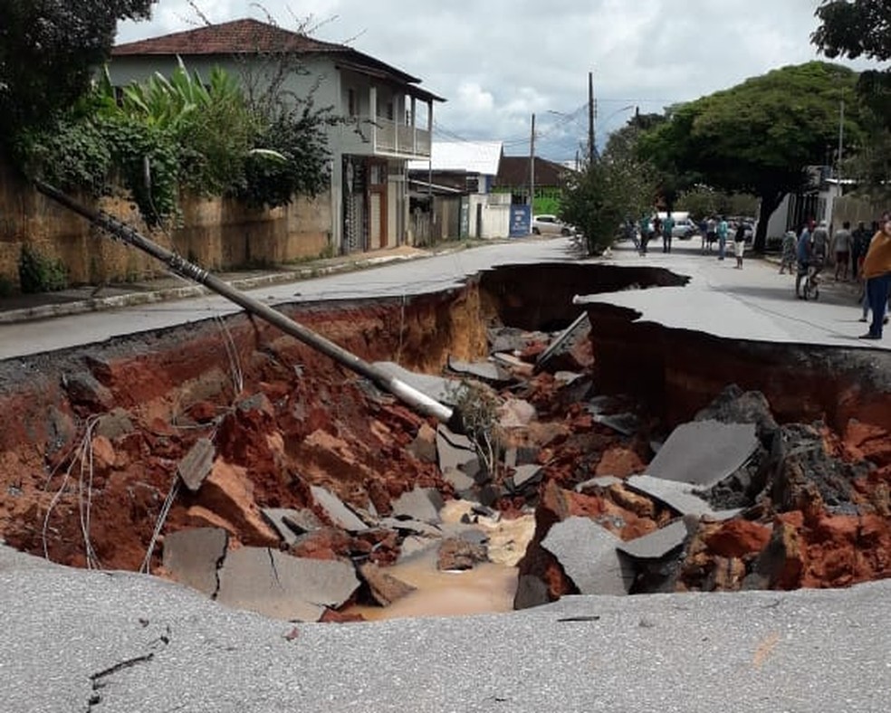 Cratera de 40 metros foi aberta em Bambuí após temporal — Foto: César Campos/G1