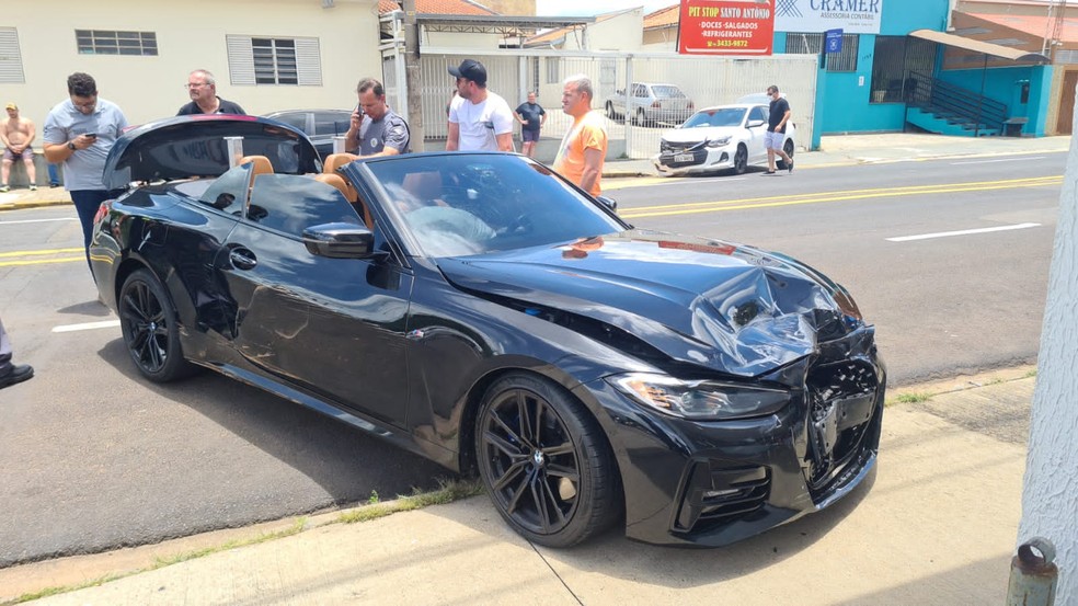 Carro importado de luxo em alta velocidade faz ‘strike’, bate em dois veículos e arranca lixeira no centro de Marília — Foto: Arquivo pessoal