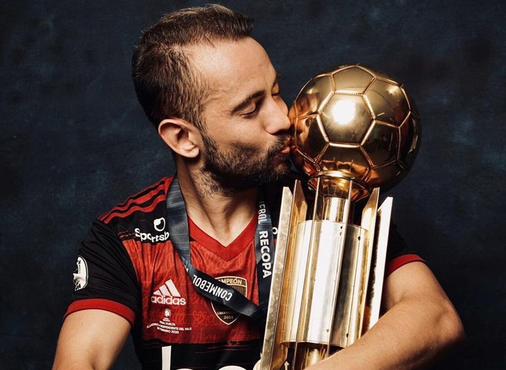 Ribeiro e taça da Recopa: o meia tem cinco títulos pelo Flamengo — Foto: Divulgação Conmebol