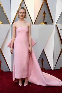  Saoirse Ronan, indicada como melhor atriz por Lady Bird, veste Calvin Klein e joias Cartier
